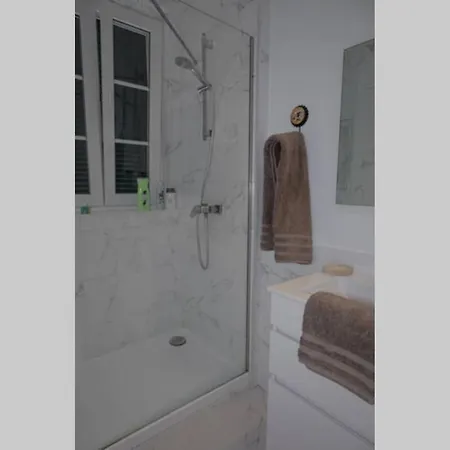 Charming Colonial Flat In Historic Building *