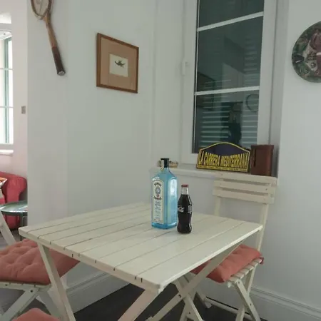 Charming Colonial Flat In Historic Building *