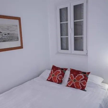 Charming Colonial Flat In Historic Building *