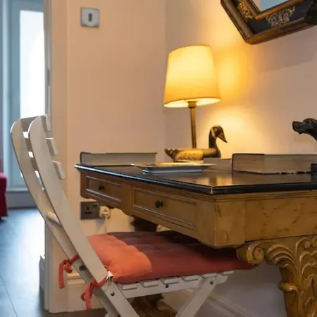 Charming Colonial Flat In Historic Building *